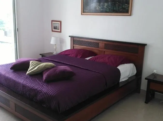 فندق مبيت وإفطار De La Terre Blanche *
